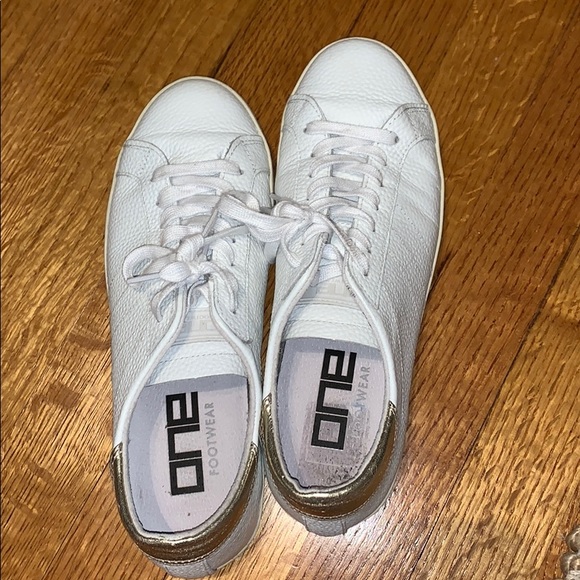 Cute white sneakers with gold accent on the back - Picture 2 of 3